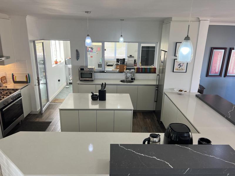 6 Bedroom Property for Sale in Rooi Els Western Cape
